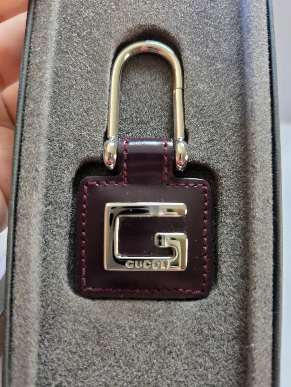 Gucci Small G Logo Leather Key Holder Keychain Burgundy Silver Tone w/ Box